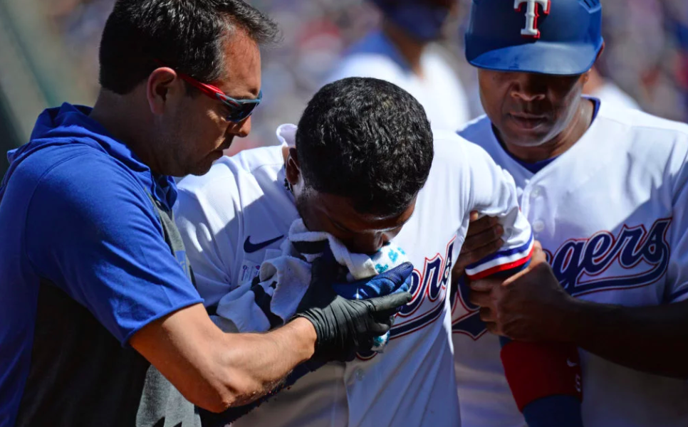 El pelotazo de Julio Urias que le rompió la mandíbula a jugador de los Rangers