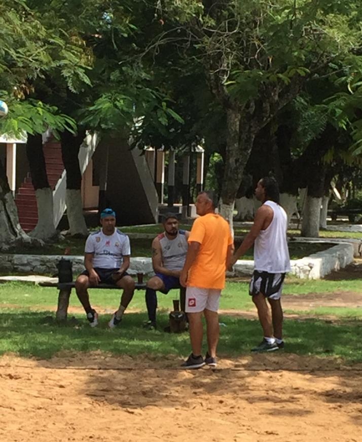 Regresó la sonrisa: El video de Ronaldinho dando clases de futvoley en la cárcel que tienes que ver