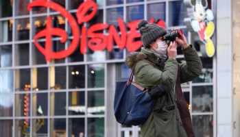 Por crisis de coronavirus, Disney World dejará de pagar sueldo a 43 mil empleados
