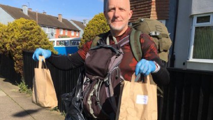 Un profesor lleva comidas a niños menos favorecidos durante la cuarentena en Inglaterra