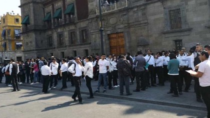 protesta-meseros-coronavirus-amlo-palacio-nacional