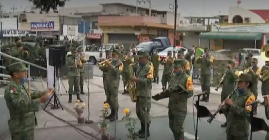 Militares llevan serenata a trabajadoras de la salud en Monterrey por el Día de Madres