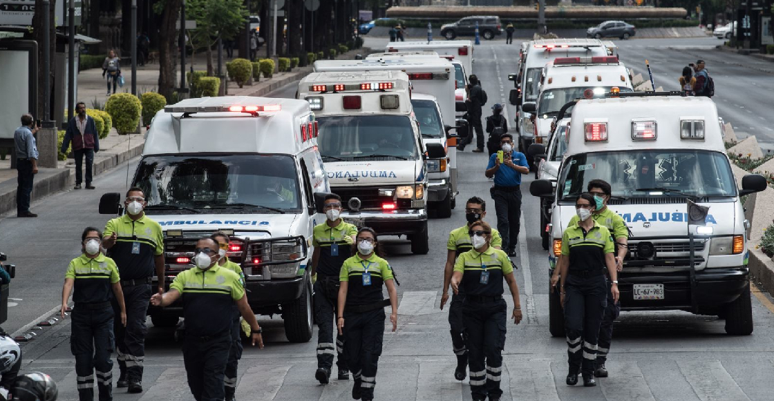 Paramédicos de CDMX recuerdan con caravana a compañeros que murieron por coronavirus