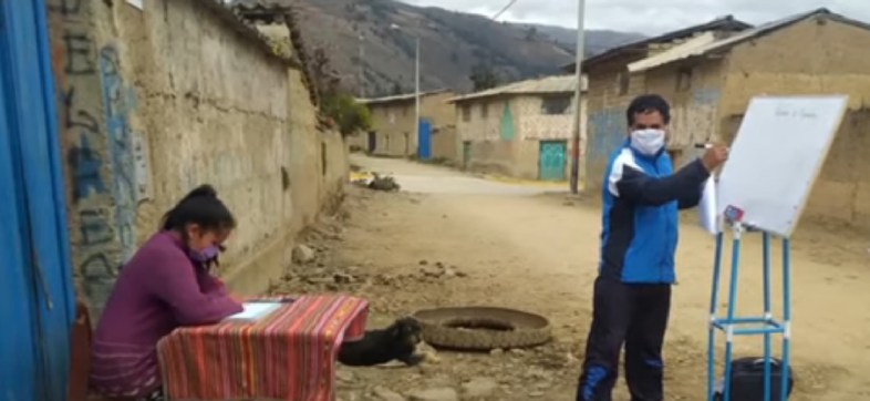 Profesor camina 10 km diariamente para dar clases casa por casa a sus alumnos de bajos recursos