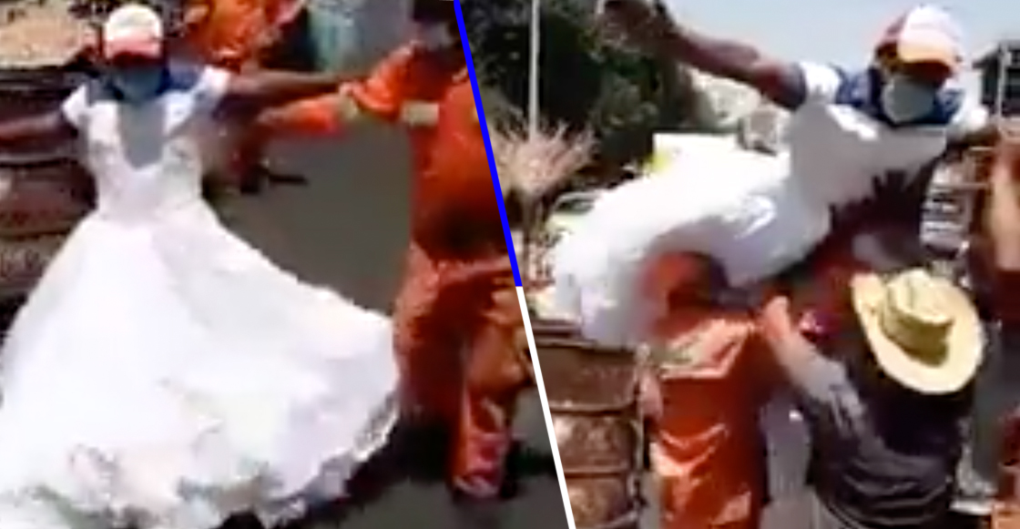 Suenan las cumbias* Trabajadores encuentran un vestido en la basura y se  arman los XV años en la calle