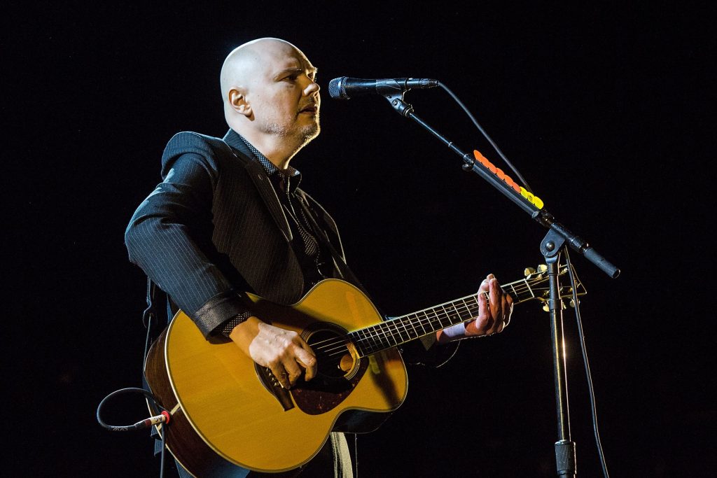 Billy Corgan defende Taylor Swift por fazer álbuns com muitas músicas 