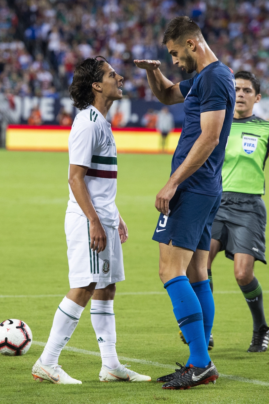 ¡Aaaaaaja! Miazga, el enemigo de Lainez, fue expulsado por armar una pelea contra el equipo de Rooney