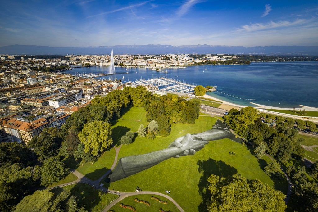 La lucha mundial contra el racismo se refleja en esta cadena humana de land art