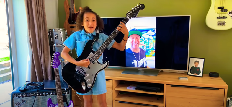 ¡Todo un crack! Tom Morello le regala su guitarra a la niña que covereó a Rage Against The Machine