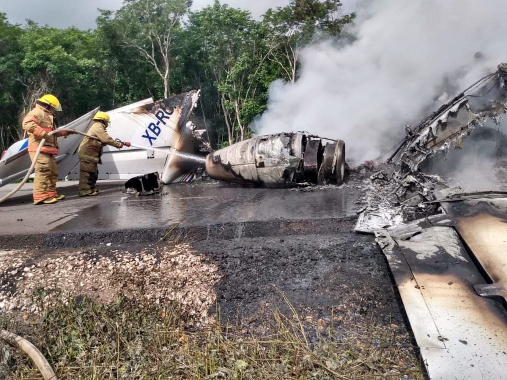 Presunta avioneta del narco aterriza y se incendia en carretera de Quintana Roo