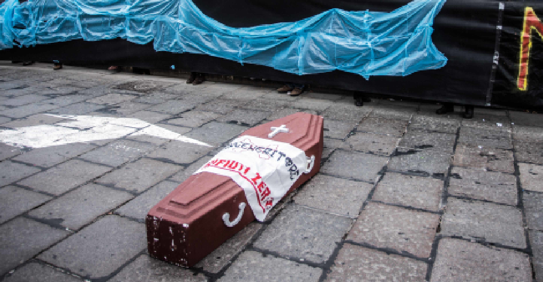 Bloquean calle con ataúd de un muerto por coronavirus para exigir que lo entierren