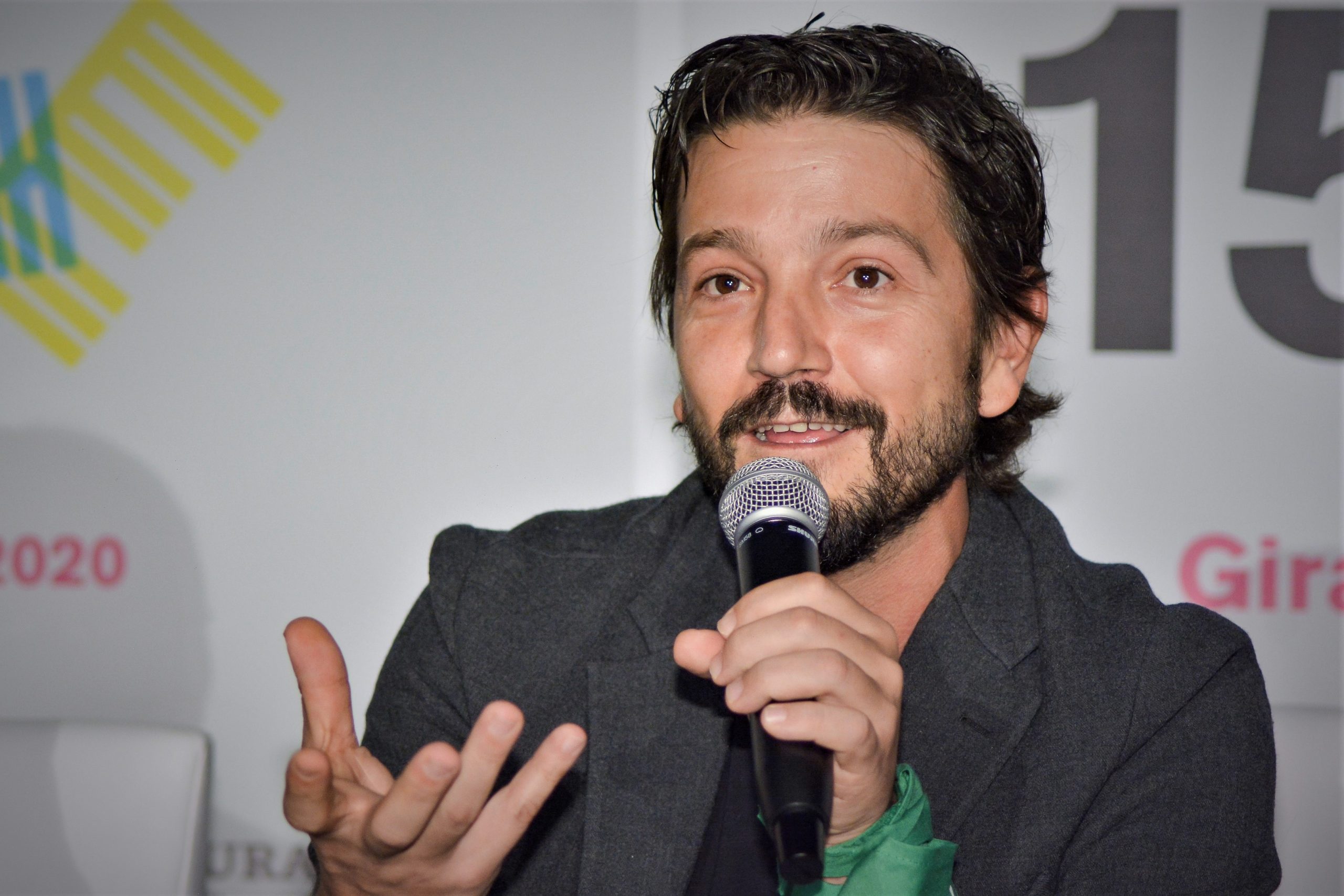 Diego Luna nos invita a comer y debatir en la serie 'Pan y Circo'