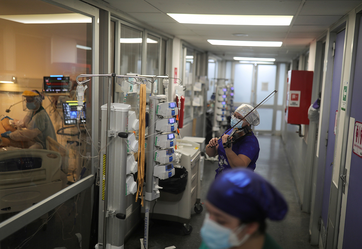 Enfermera en Chile toca el violín para los pacientes de COVID-19 en un hospital 