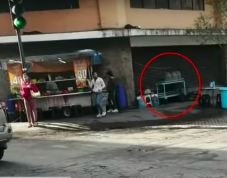 Imagen de un puesto de tacos donde, indican, aparece el cochecito del sujeto del video