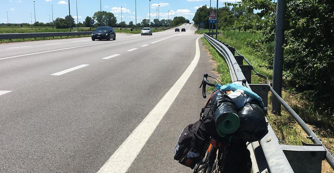 "Atrapado" por el coronavirus, estudiante viajó en bicicleta 48 días para reencontrarse con su familia