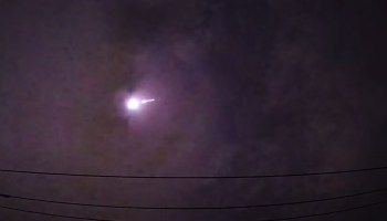 Meteoro explota en el cielo de Japón