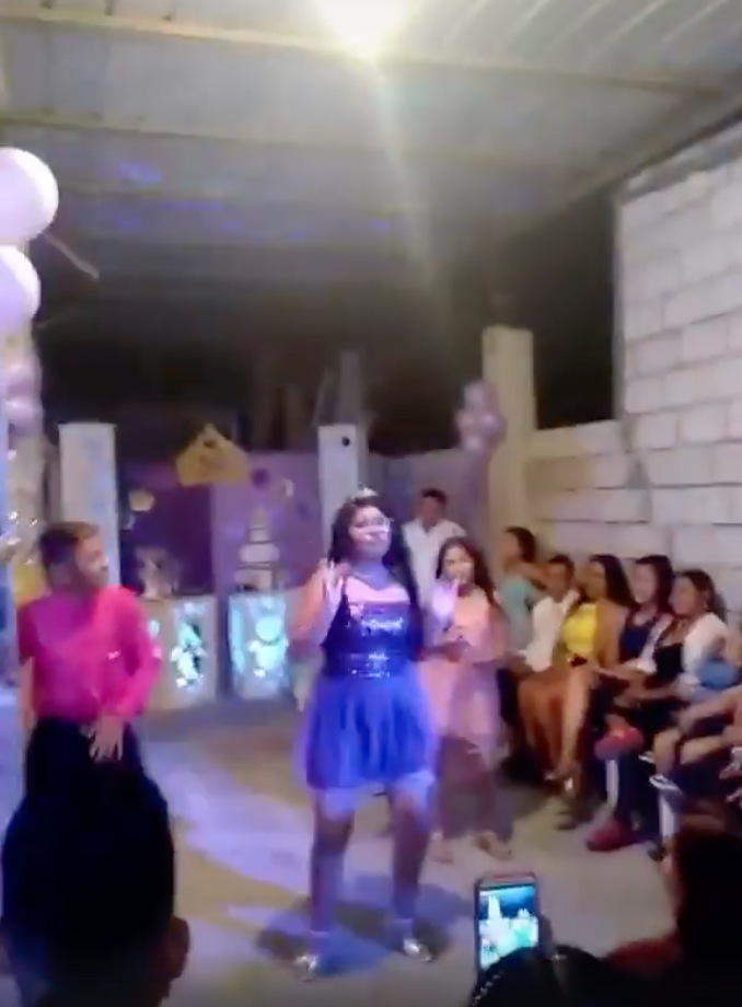 Quinceañera arma la coreografía de su vals con canciones de TikTok