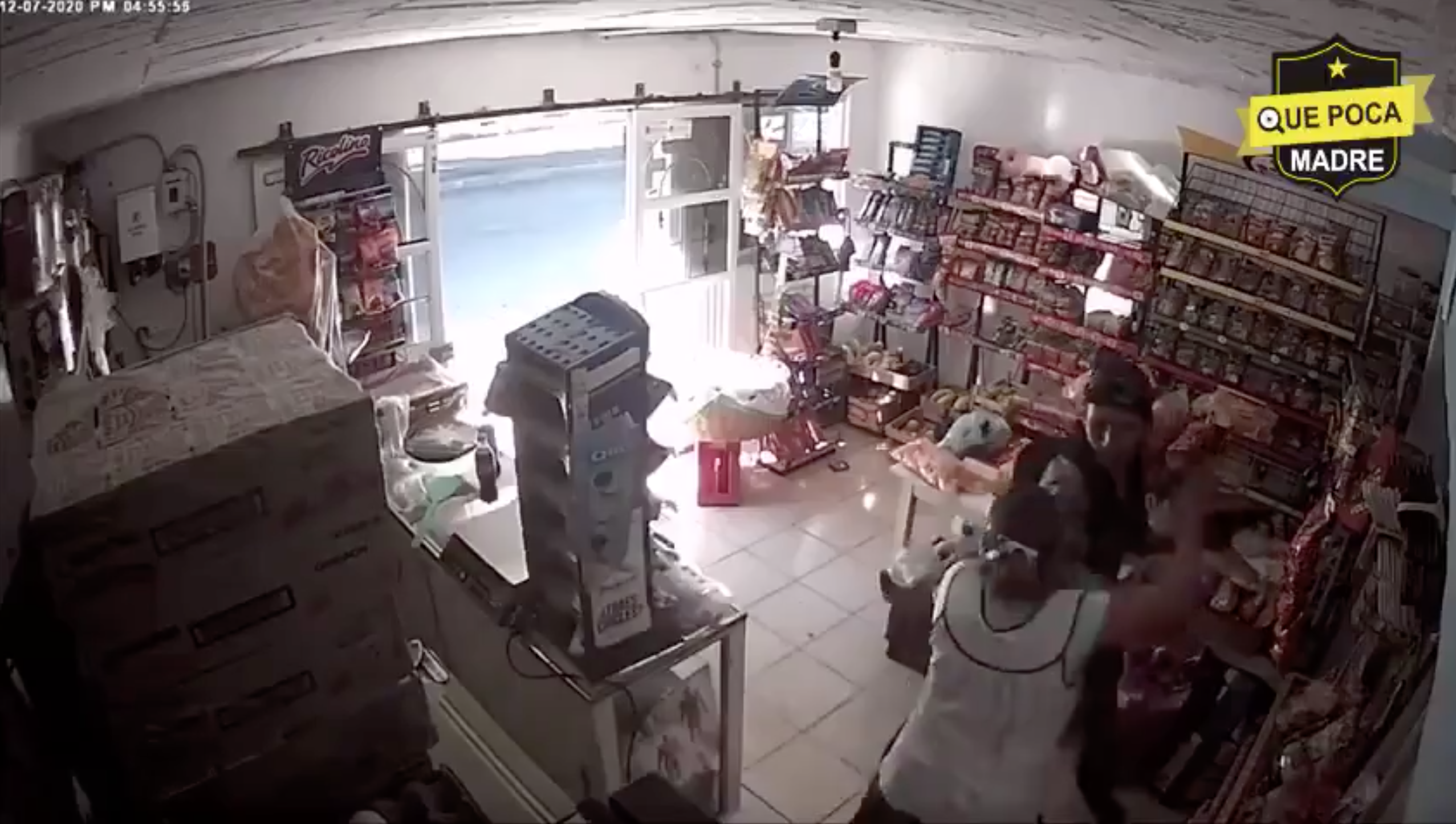 Qué valor: Mujer forcejea con delincuente armado para proteger su tienda 