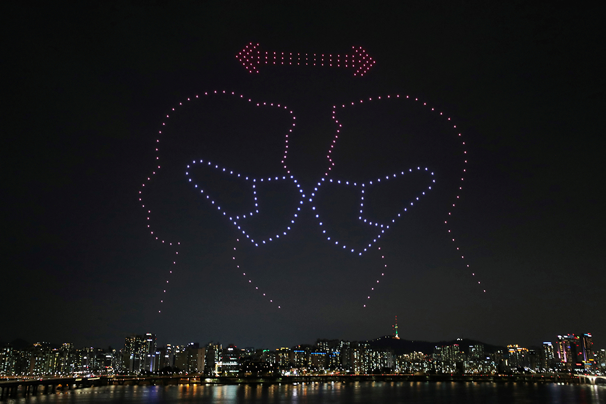 El cielo de Seúl se iluminó con drones y mensajes de prevención COVID