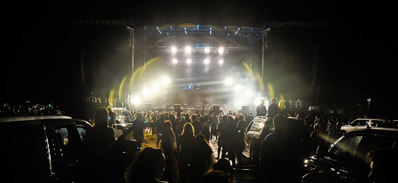 The Chainsmokers dio un concierto en un autocinema... y el público no respetó la sana distancia