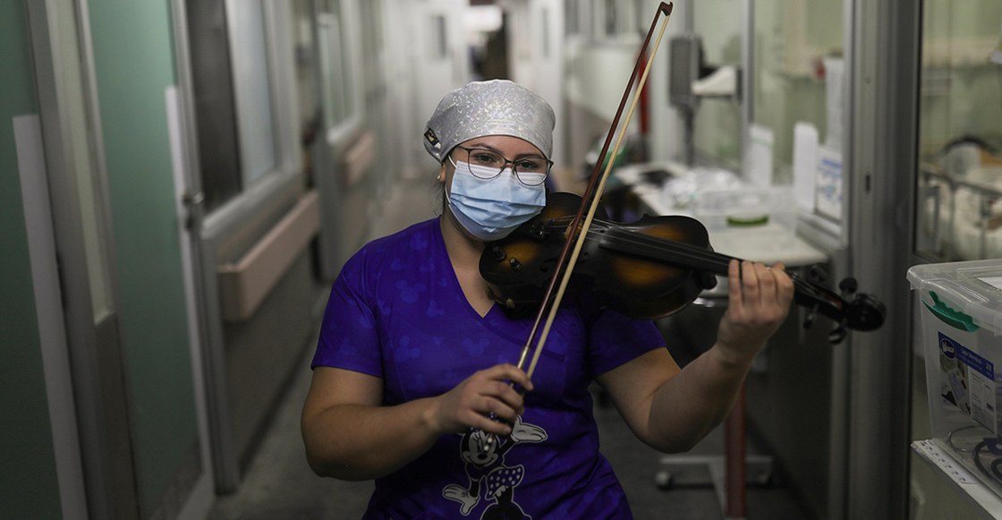 Enfermera en Chile toca el violín para los pacientes de COVID-19 en un hospital