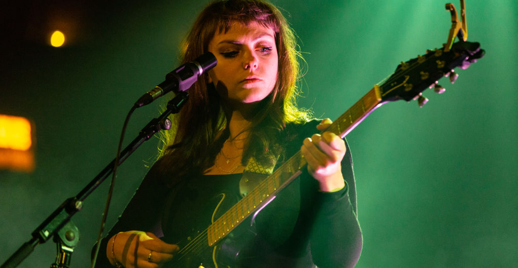 Escucha la fragilidad de Angel Olsen en su nuevo sencillo "Waving, Smiling"