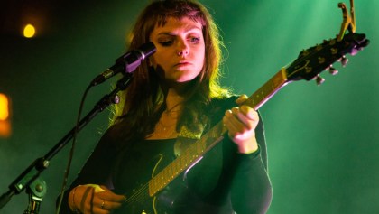 Escucha la fragilidad de Angel Olsen en su nuevo sencillo "Waving, Smiling"