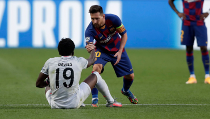 ¿Fue burla? La anécdota de Alphonso Davies con Messi tras el 8-2 del Bayern al Barcelona