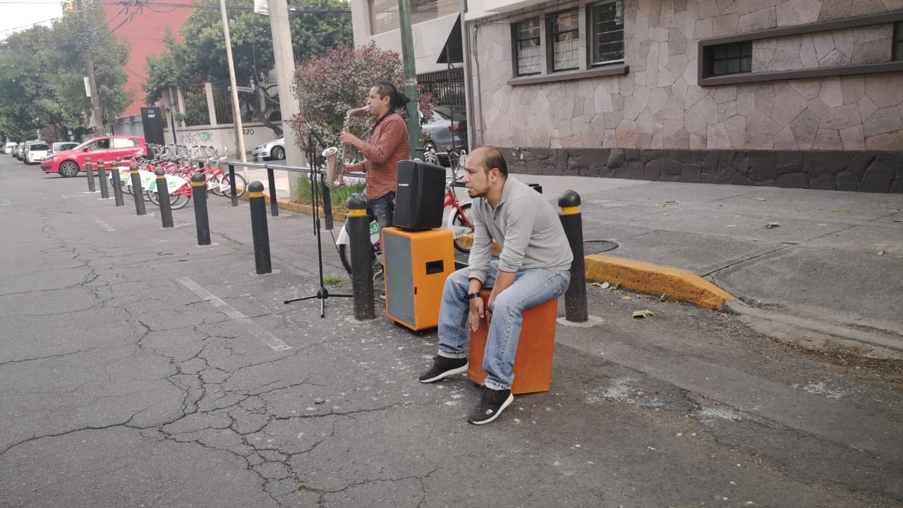 La historia del saxofonista que dejó los escenarios por las calles de la CDMX