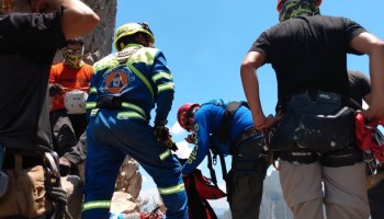 Hombre intenta tomarse una selfie y muere al caerse de un barranco