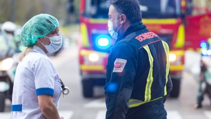 Una mujer se disfrazó de enfermera para poder visitar a sus padres con coronavirus en el hospital