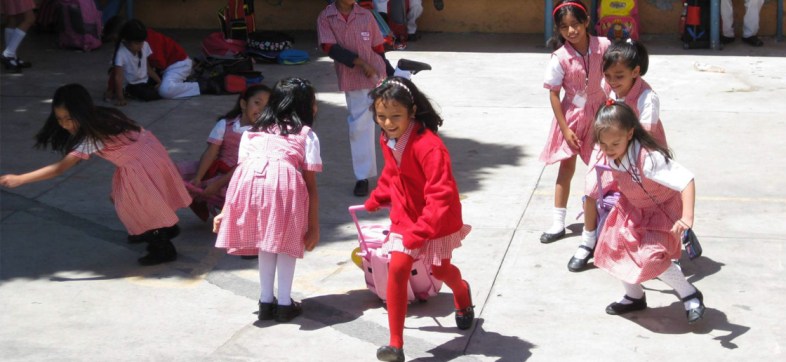 niños-recreo-jugando-escuela