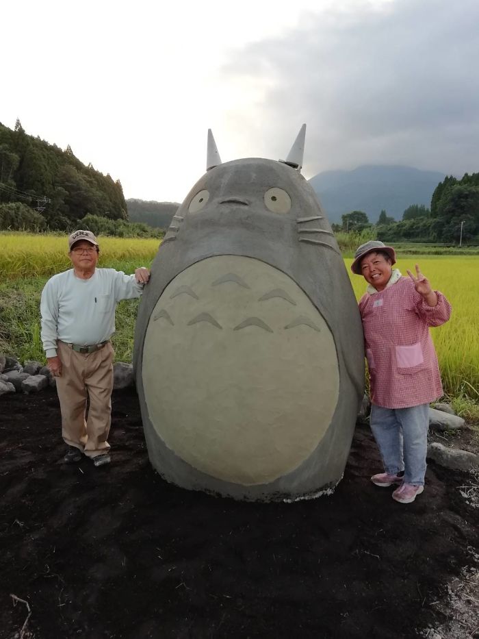 ¡Queremos abrazarlo! Abuelitos construyeron una estatua de Totoro para sus nietas