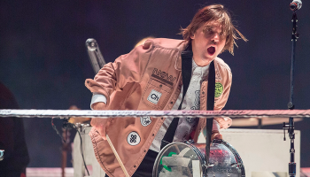 Will Butler de Arcade Fire reflexiona sobre la vida en su nueva rola "Close My Eyes"