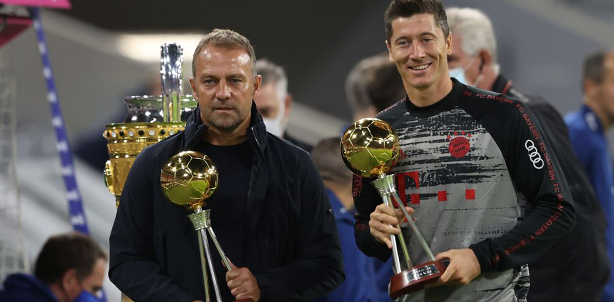 Lewandowski y Flick reciben premios en el Bayern vs Schalke