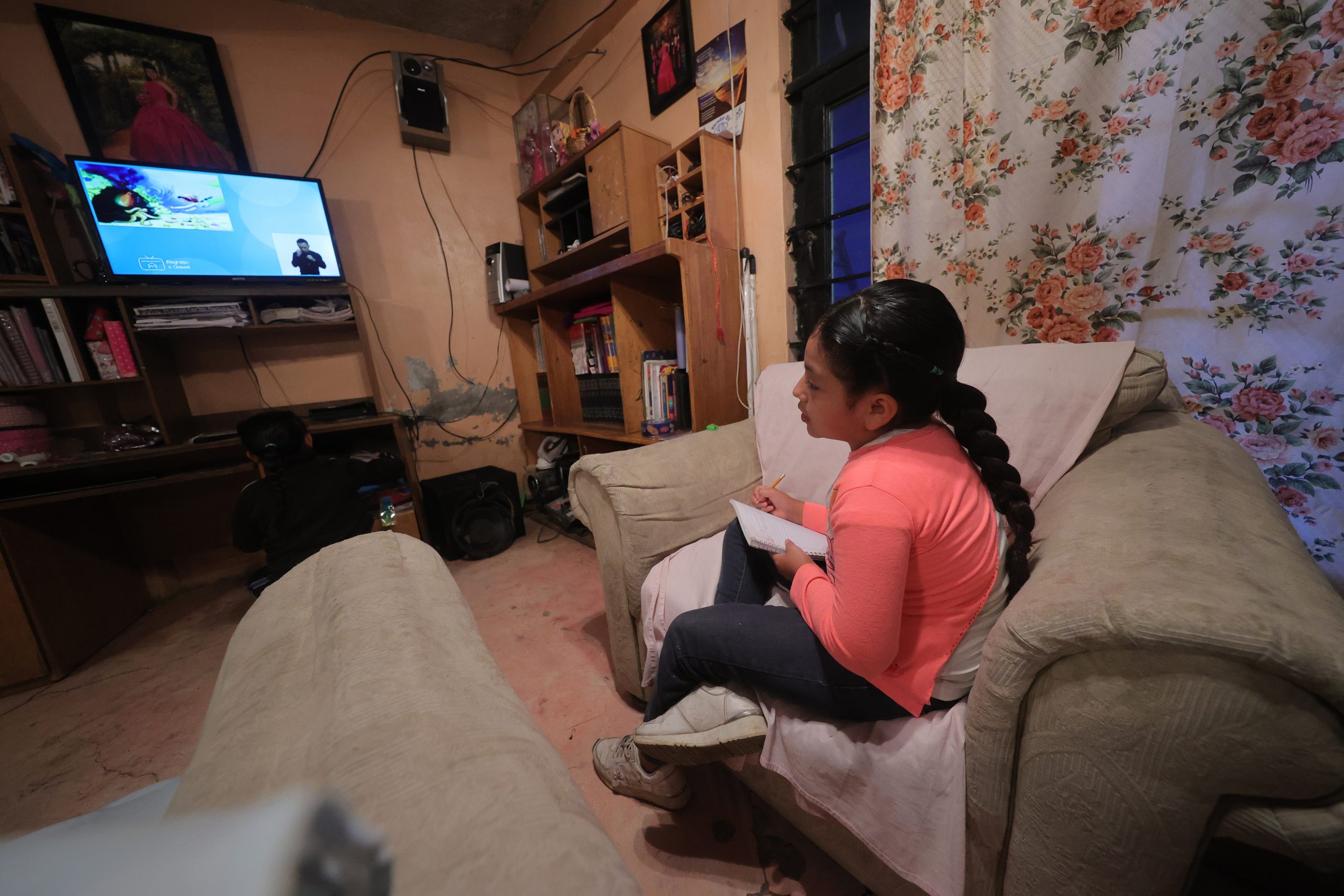 Niñas usan el Wifi de un restaurante para tomar sus clases en línea 