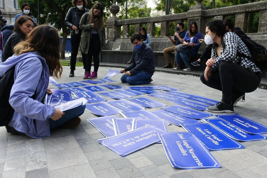 Colocan nombres de los normalistas de Ayotzinapa a calles del centro