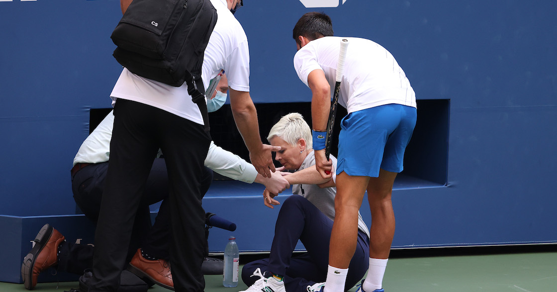 Djokovic se va expulsado del US Open tras un pelotazo accidental a una juez de línea