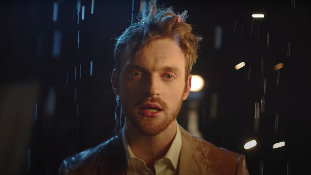 FINNEAS estrena una motiva rola llamada "What They'll Say About Us"