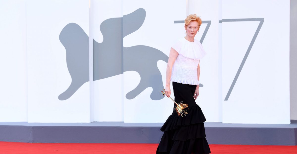 Wakanda Forever: Tilda Swinton recibe León de Oro en Venecia y rinde tributo a Chadwick Boseman