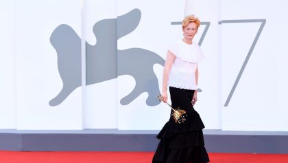 Wakanda Forever: Tilda Swinton recibe León de Oro en Venecia y rinde tributo a Chadwick Boseman