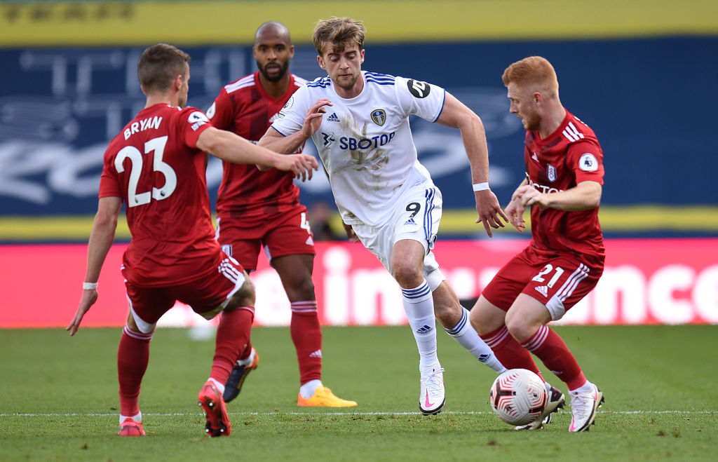 Penales, un golazo y una victoria histórica: Leeds United volvió a ganar en la Premier League