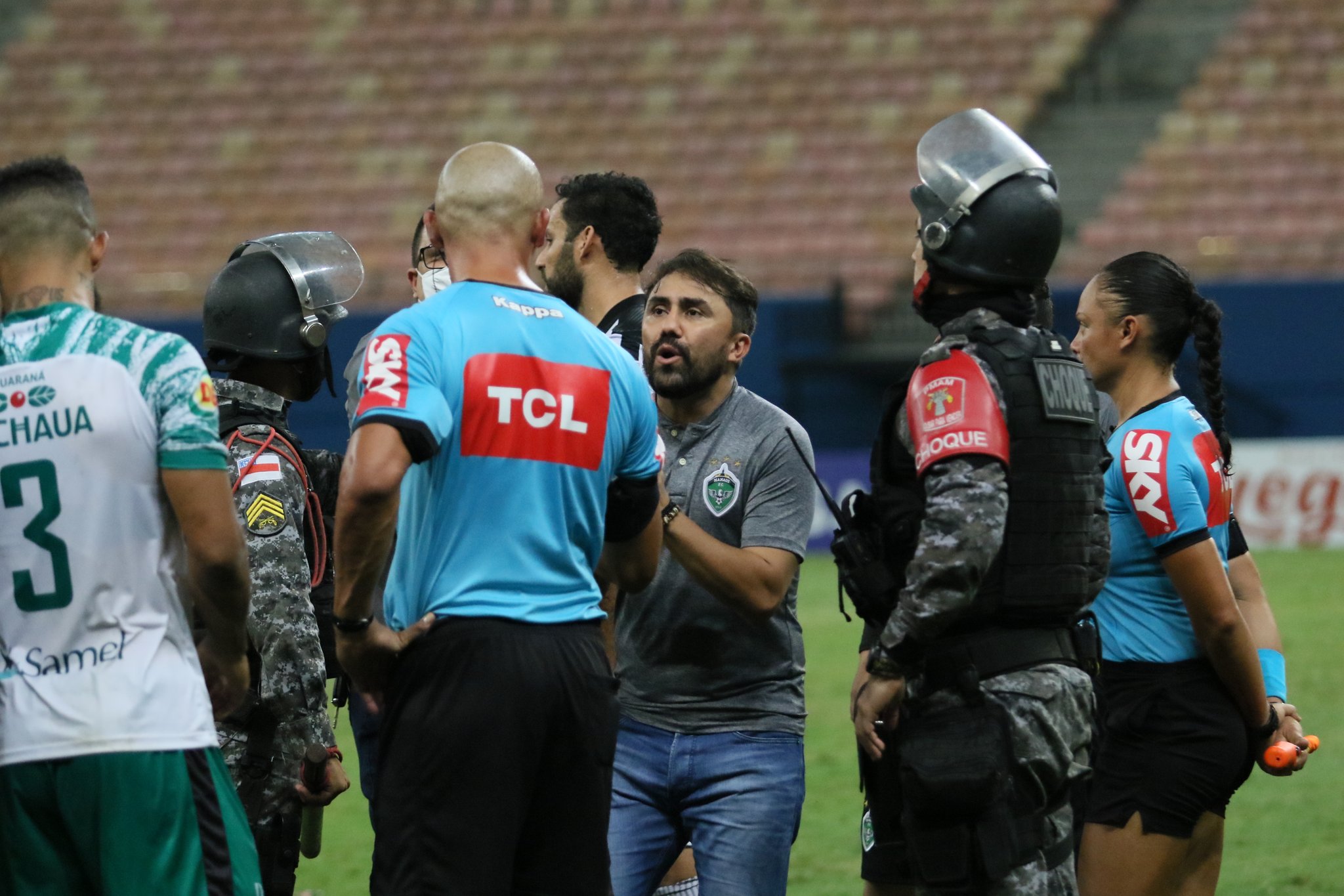 10 minutos de agregado, agresiones al árbitro y policía lanza gas pimienta a jugadores: ¡Locura en Brasil!