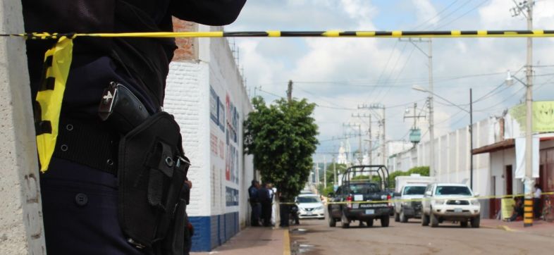 JARAL DEL PROGRESO, GUANAJUATO, 12SEPTIEMBRE2018.- Dos policías perdieron la vida la mañana de este miércoles en la gasolinera, ubicada en la comunidad de Victoria de Cortazar, cuando los elementos iban a cargar gasolina un grupo armado los emboscó y les dispararon en repetidas ocasiones. Aunque los elementos trataron de repeler el ataque, su armas no fueron suficientes para hacerle frente a los agresores, quedando los cuerpos tirados alrededor de la patrulla. FOTO: GUSTAVO BECERRA /CUARTOSCURO.COM