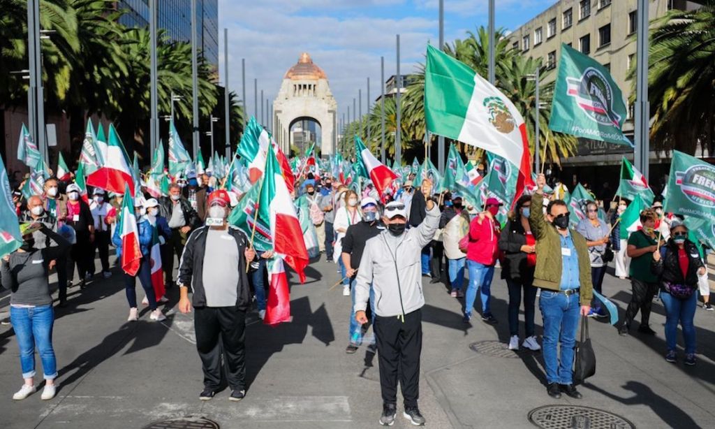 frenaaa-amlo-marcha-zocalo-oficinas