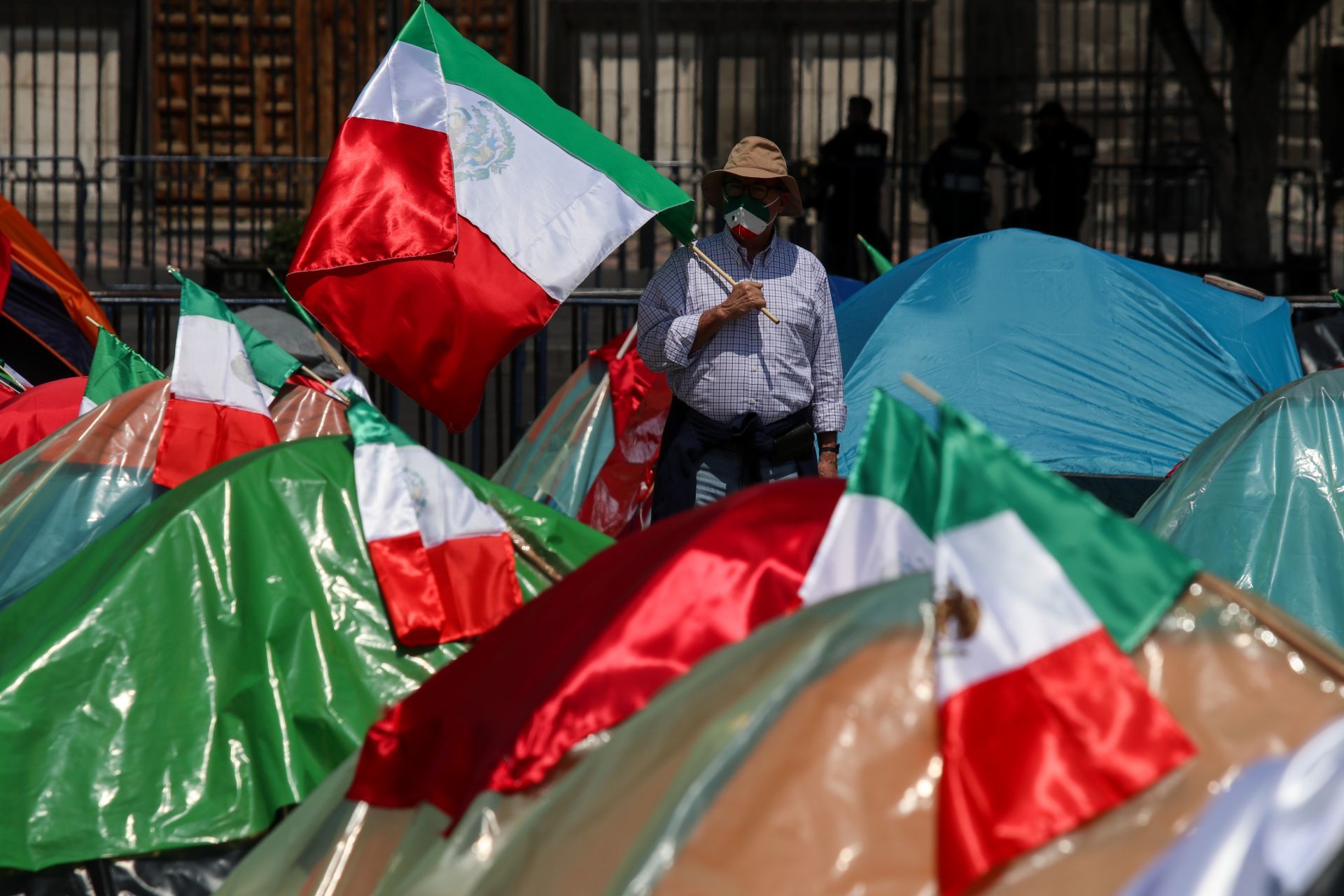 Integrantes de FRENAAA marchan al Zócalo Capitalino para exigir la renuncia de AMLO