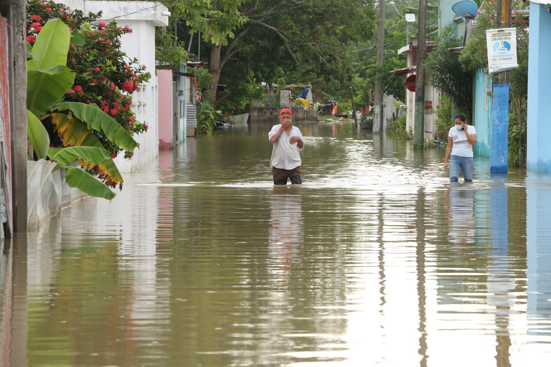 Continúan anegadas las comunidades de Cacao y Astapa, en Tabasco, tras las fuertes lluvias del fin de semana pasado.