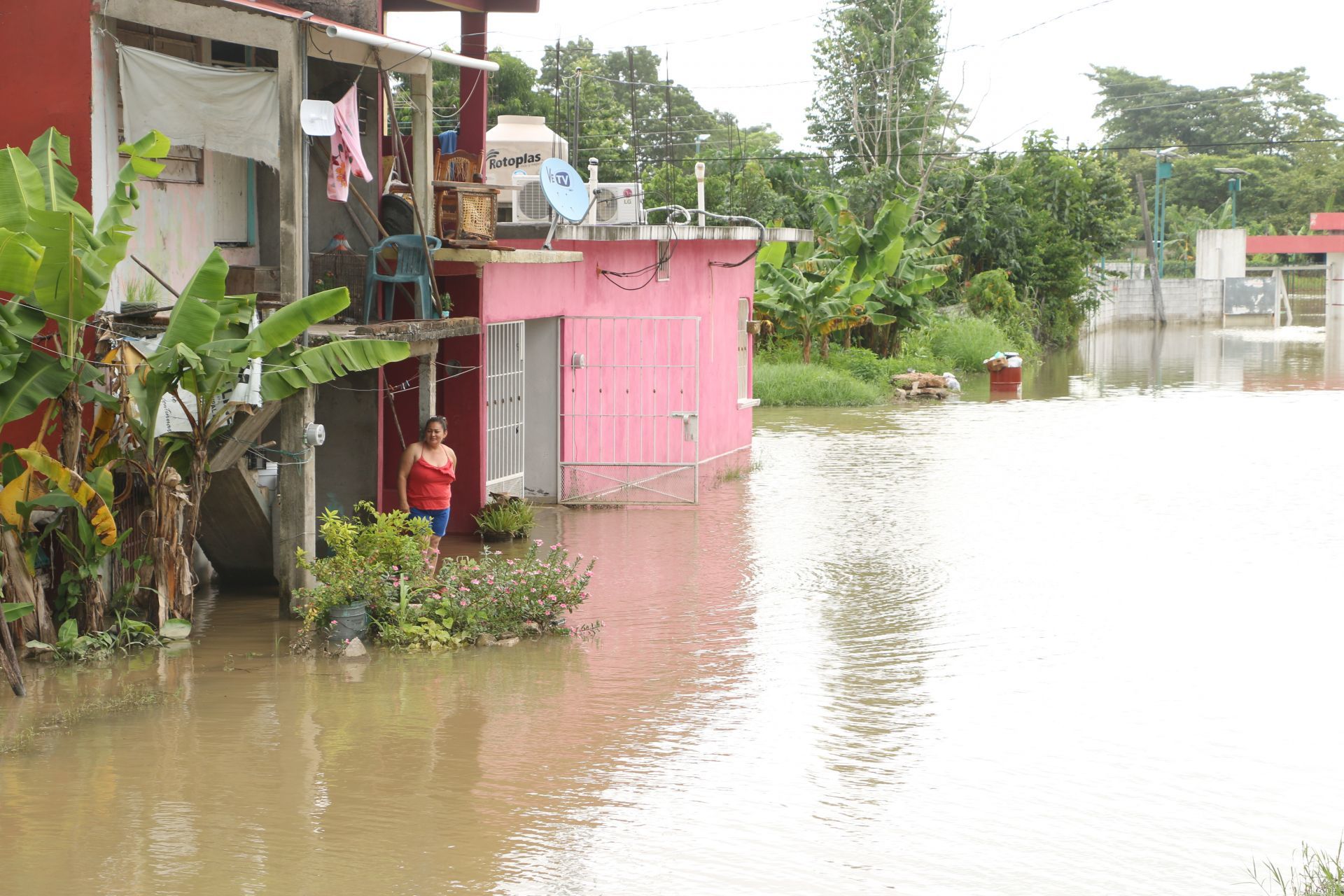 Continúan anegadas las comunidades de Cacao y Astapa, en Tabasco, tras las fuertes lluvias del fin de semana pasado.