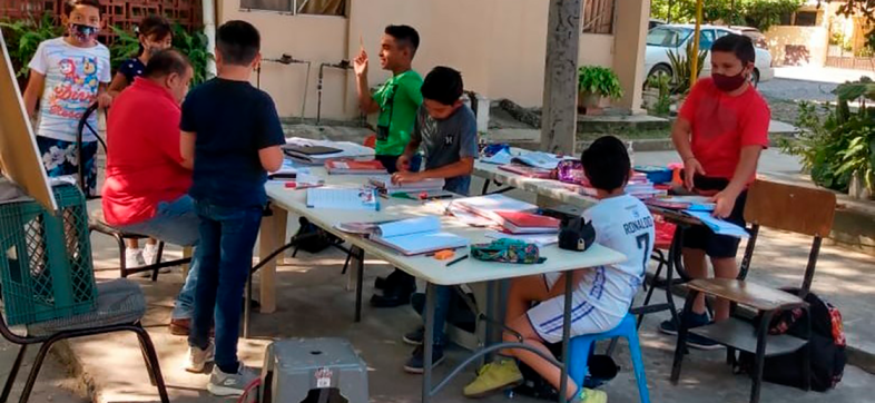 ¡Bravo! Maestro improvisa salón de clases en su patio para alumnos que no tienen internet