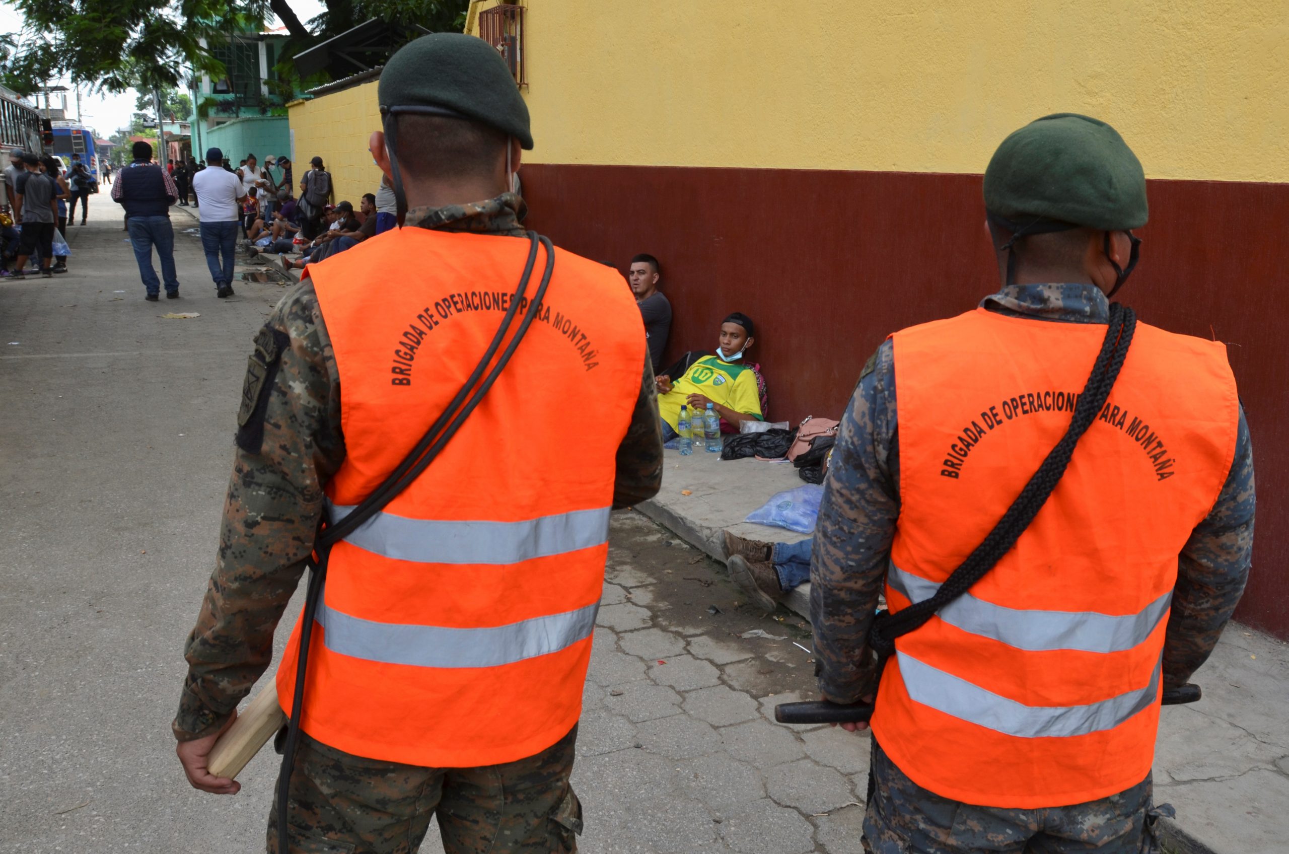 Policía de Guatemala frena a caravana migrante antes de su llegada a México